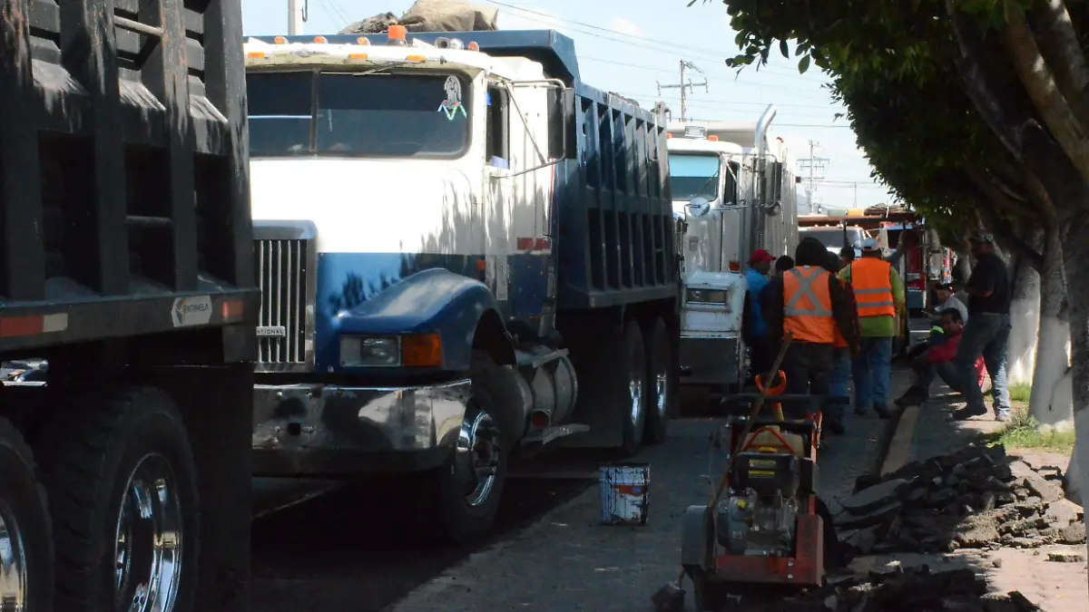 Empresa designada para hacer obra pública contrató gente de Querétaro, situación que detonó el problema.  Foto Luis Luévanos  El Sol de San Juan del Río.