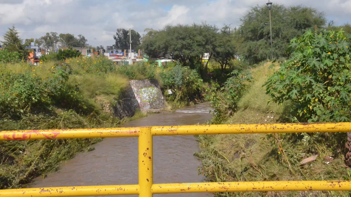Vecinos argumentaron que con facilidad se llena el canal de aguas pluviales.