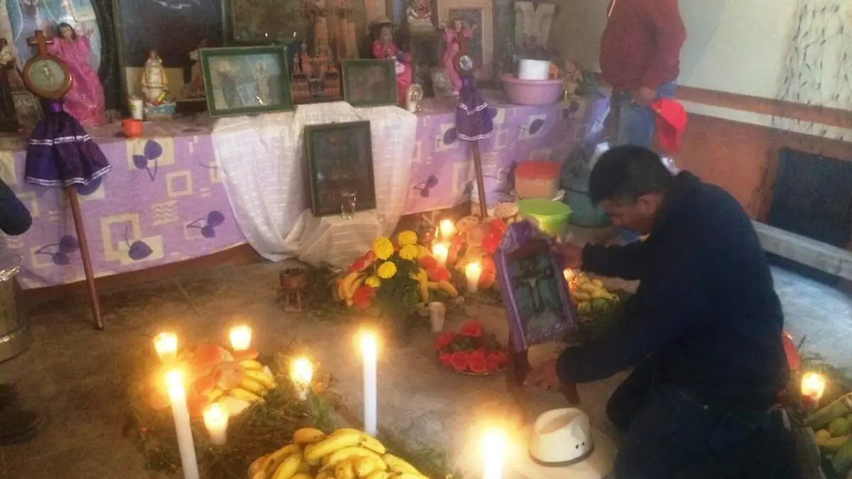 En las capillas familiares colocaron las ofrendas.  Foto Cortesía.