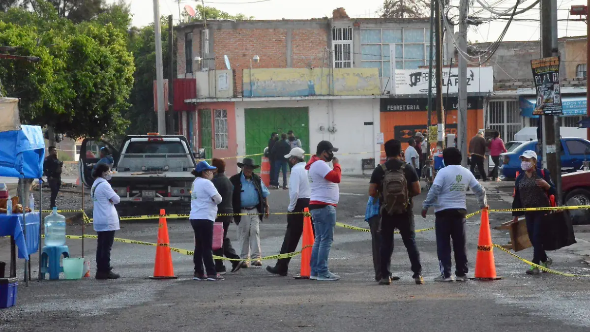Ciudadanos deben acatar las medidas de seguridad sanitaria en tianguis y comercios.  Foto Luis Lu_vanos  El Sol de San Juan del R_o.