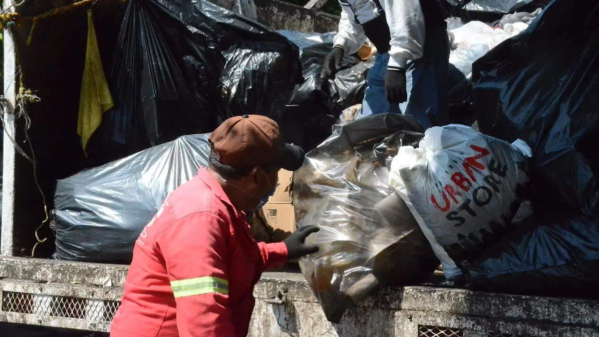 Garantizan al 100 por ciento el servicio de recolecci_n de basura.  Foto Luis Lu_vanos  El Sol de San Juan del R_o.