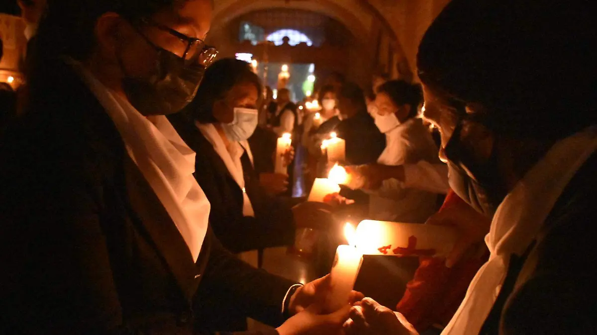 SJR Fieles devotos pasando la luz