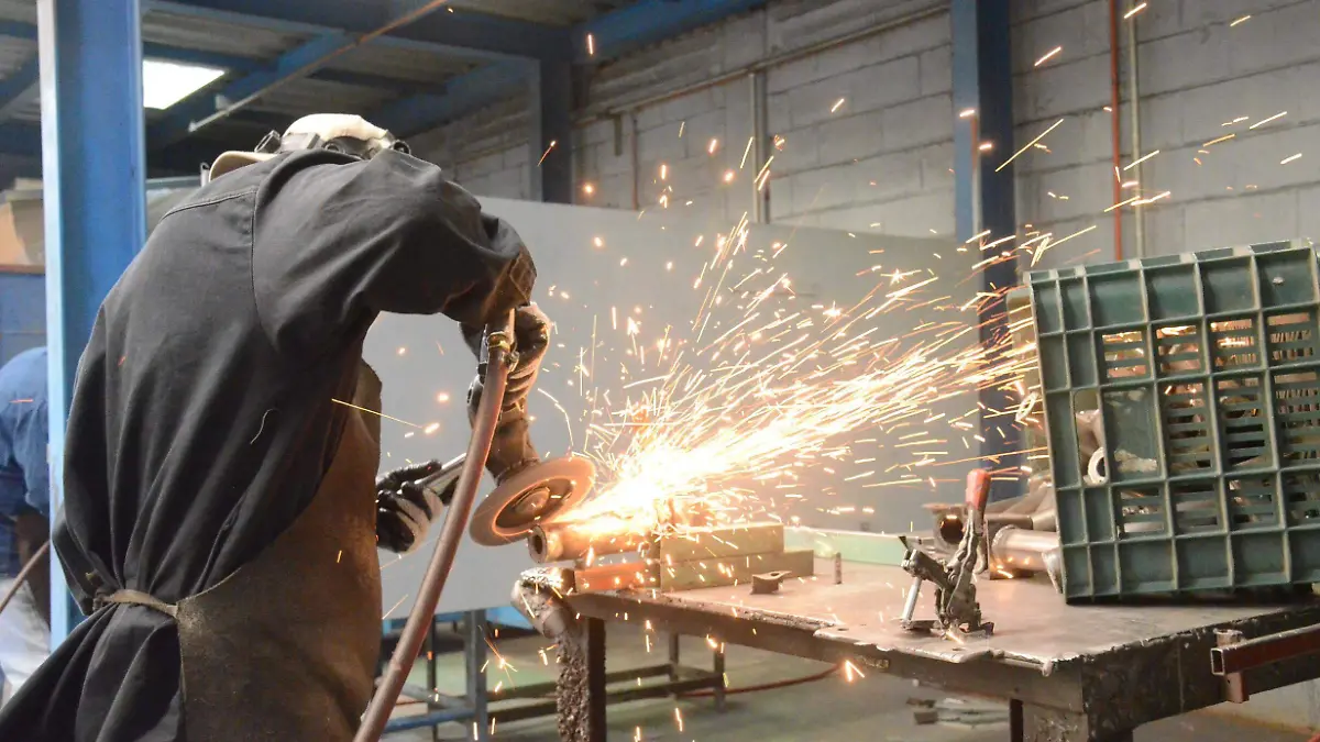 Miles de trabajadores se quedaron sin empleo en los _ltimos meses.  Luis Lu_vanos  El