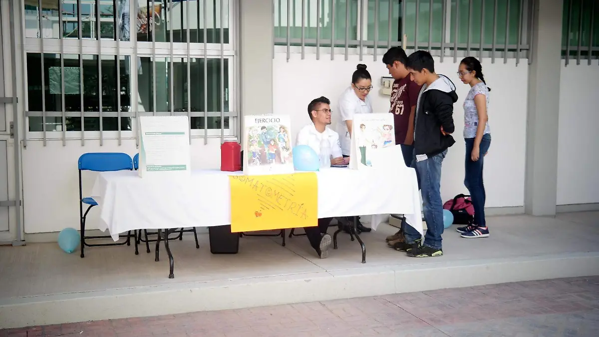 Acuden con los alumnos que están a punto de ser egresados para comunicar sobre los beneficios de estar dentro de la Federación.  Foto Dolores Martínez.