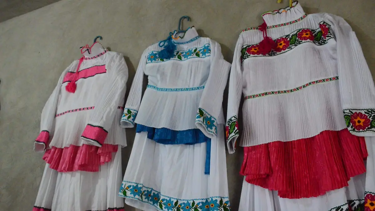 Bellísima y detallada ropa elaboran en este taller ubicado en Yosphí. Luis Luévanos. El Sol de San Juan del Río.
