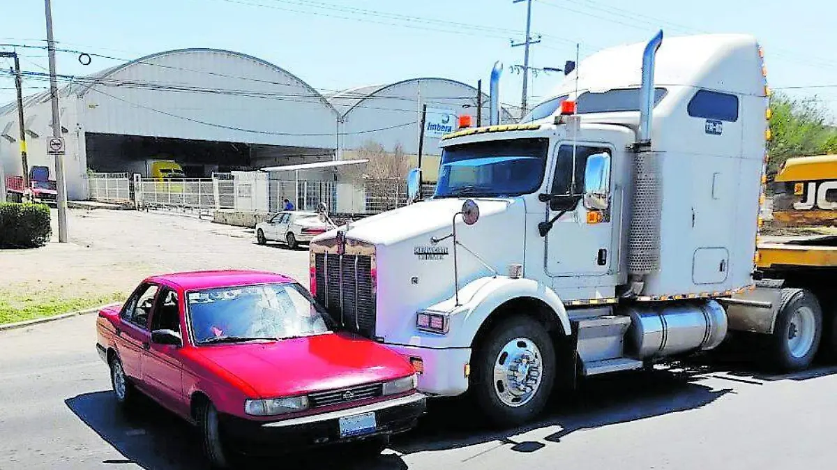 SJR POLI EL AUTO FUE ARRASTRADO POR_CMYK