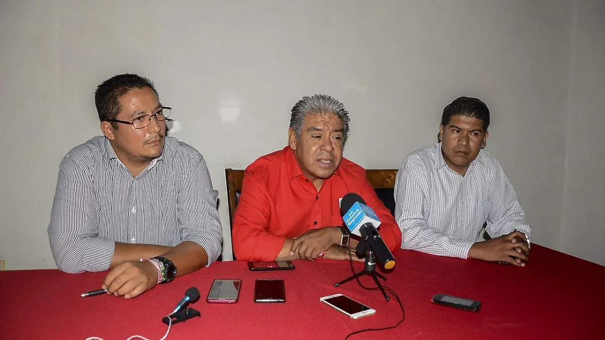 En rueda de prensa el secretario general del PRI en San Juan del Río, acompañado de ex líderes perredistas argumentó que la campaña de Pino Torres no despega.