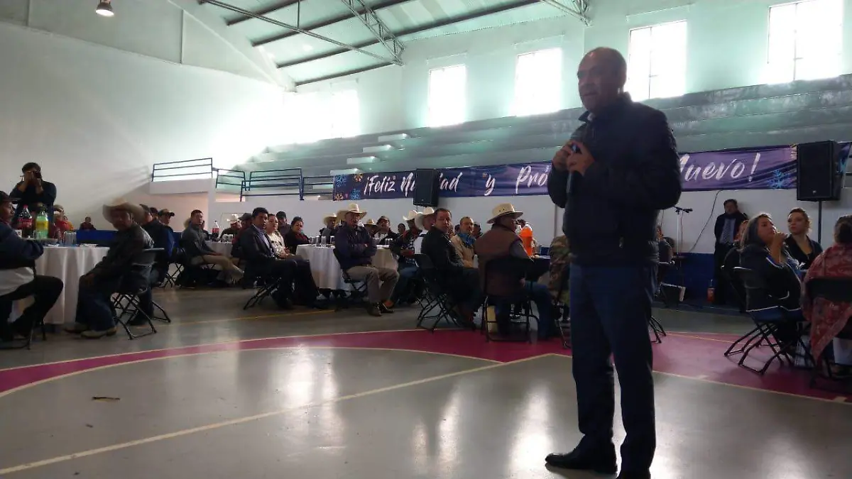 Rosendo Anaya Aguilar, alcalde de Amealco llevó a cabo una reunión informativa con los delegados de las comunidades.