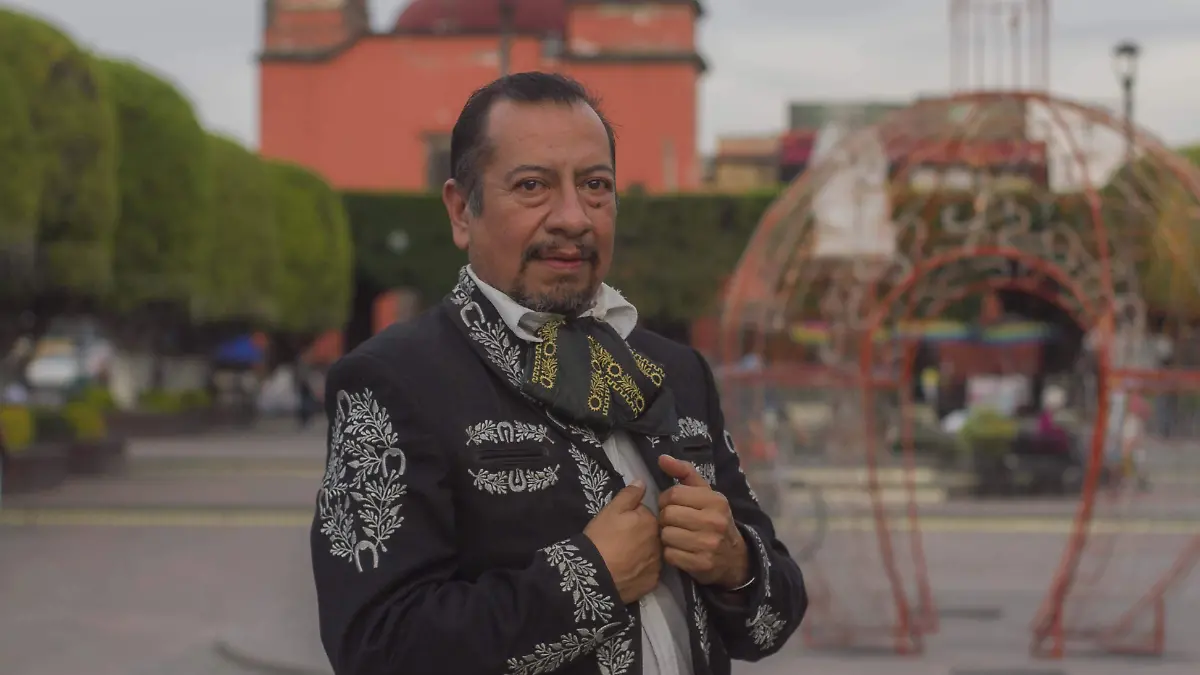 Francisco Padilla Colin, mariachi desde hace 40 años. Foto César Ortiz. El Sol de San Juan Del Río.