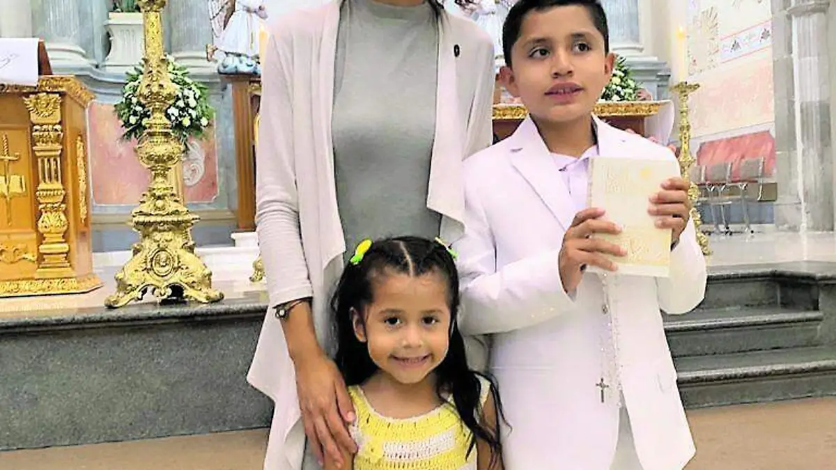 SJR Karen Rosillo Barron junto con sus hijos_CMYK