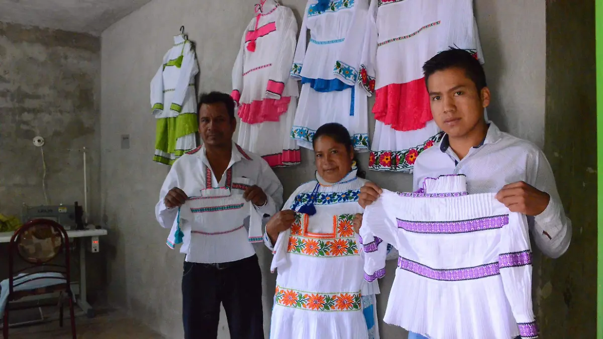 Su familia es un factor primordial para seguir en la confección de ropa tradicional. Luis Luévanos. El Sol de San Juan del Río.
