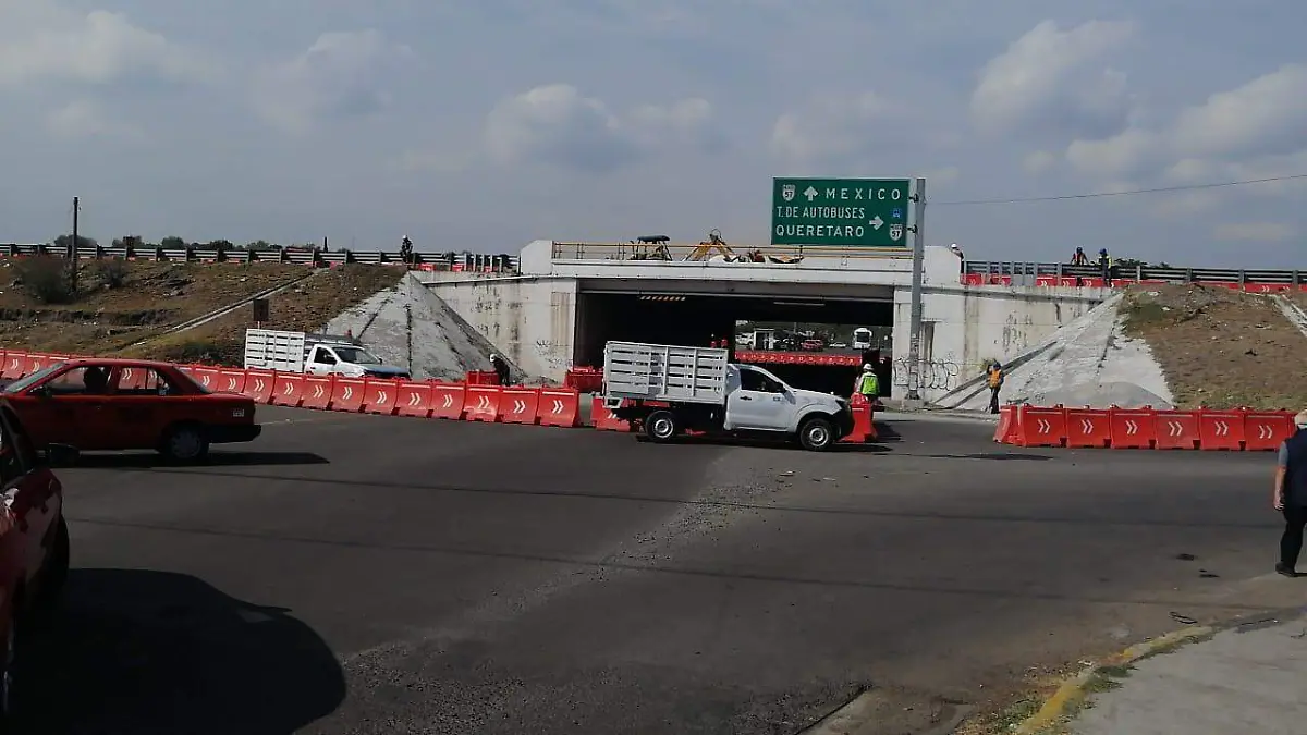 Autoridades federales no comunicaron a las municipales sobre las obras para prevenir caos vial.  Foto Luis Lu_vanos  El Sol de San Juan del R_o.