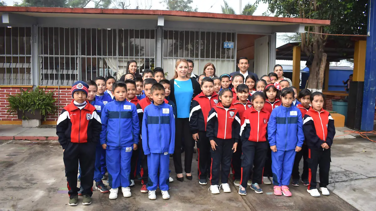 Entregarán cinco becas a los mejores promedios de la escuela primaria “Vicente Suárez”, ubicada en la comunidad de El Sauz. Foto Especial