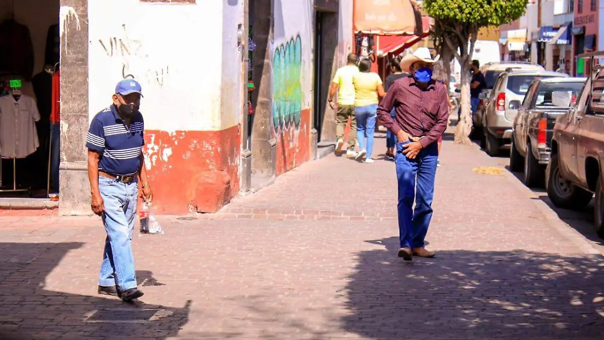 Llam_ a los j_venes a no salir para as_ cuidar a los adultos mayores.  Archivo.