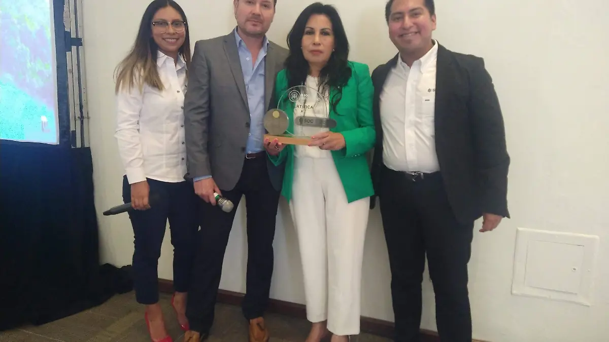 FOTO PRINCIPAL SJR Recibiendo su reconocimiento