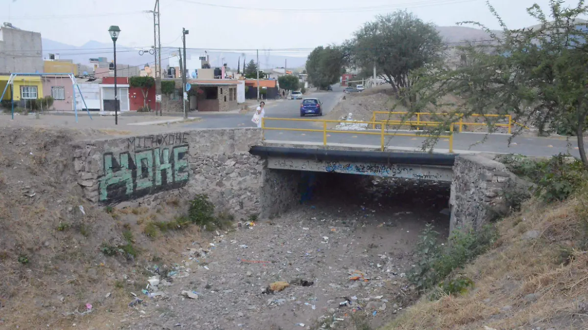 Familias en riesgo de presentar inundaciones en sus hogares.Luis Lu_vanos. El Sol de San Juan del R_o.