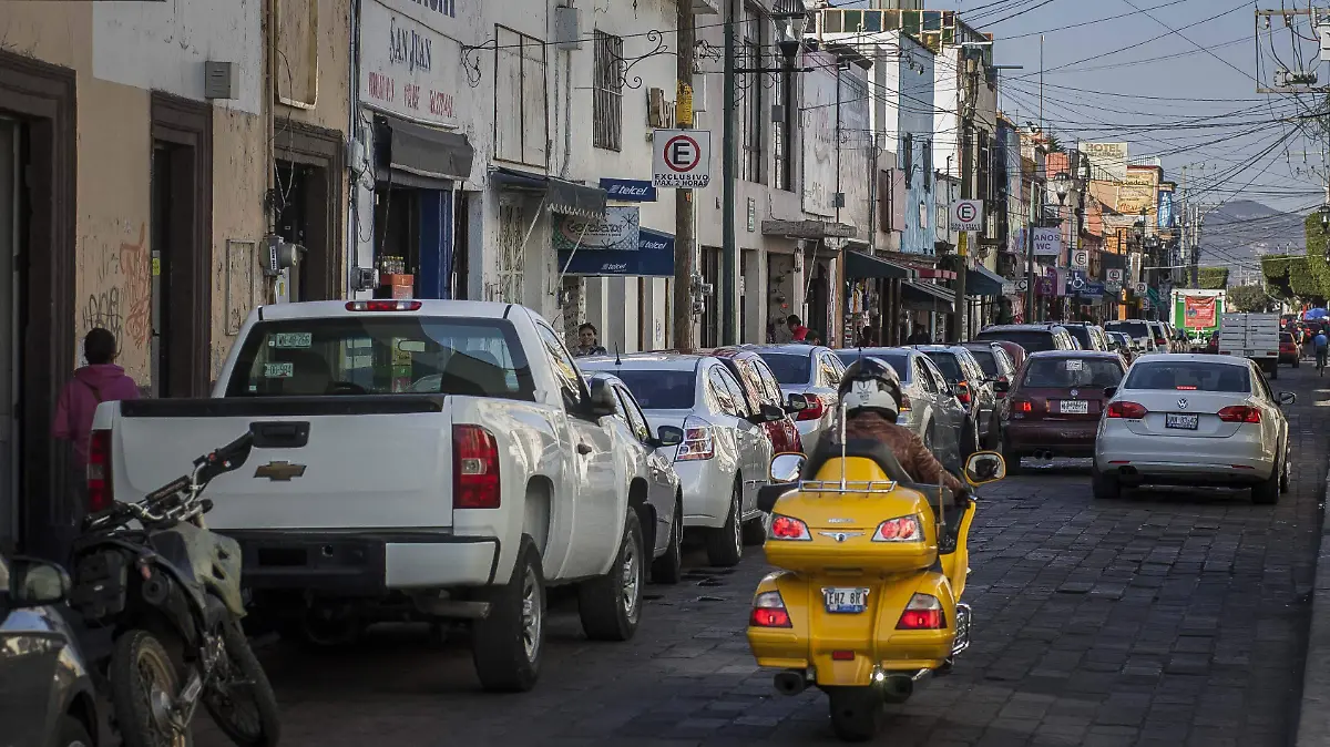 Esta propuesta podría iniciarse a manera de prueba en la calle Hidalgo, ya que es la vialidad con mayor número de quejas.  Foto Archivo.
