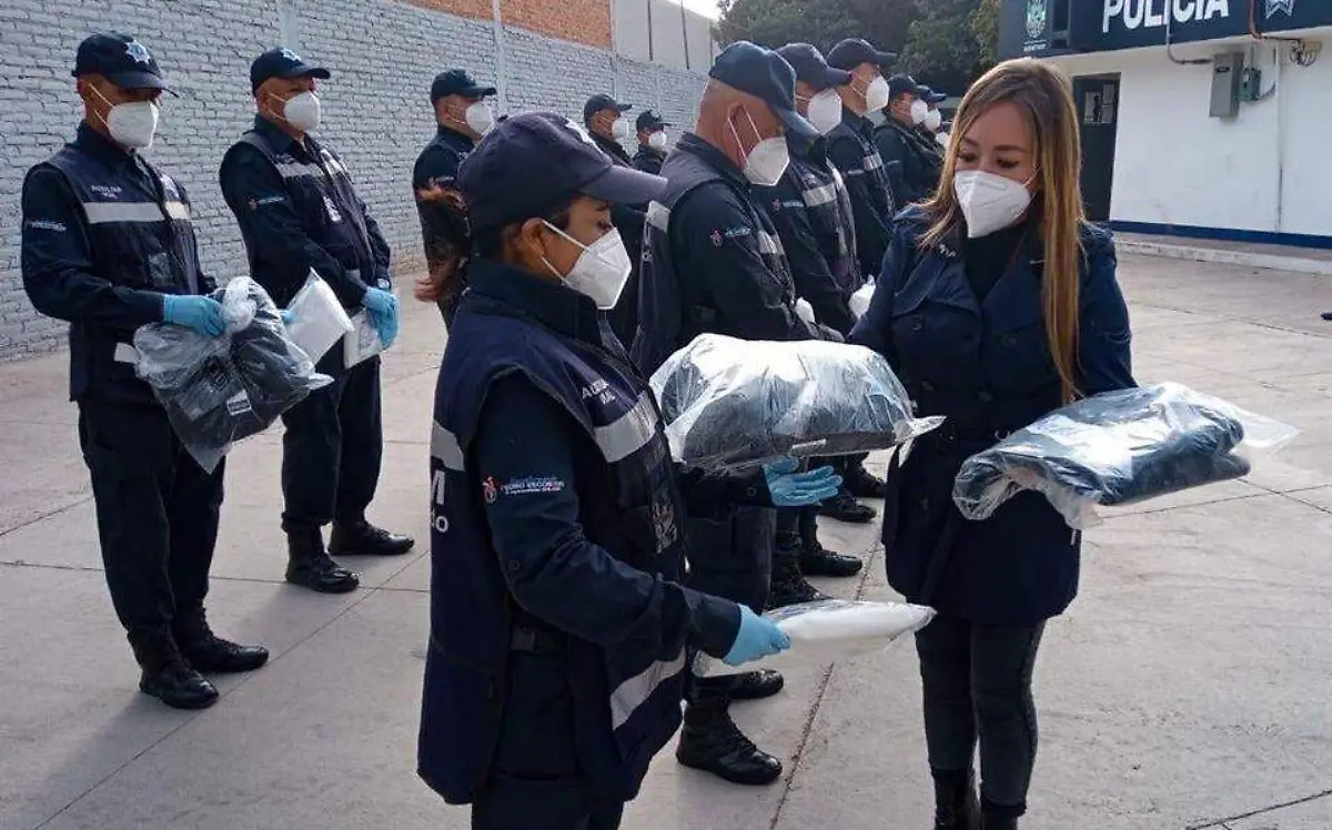 02 FEB ENTREGAN A POLICIAS