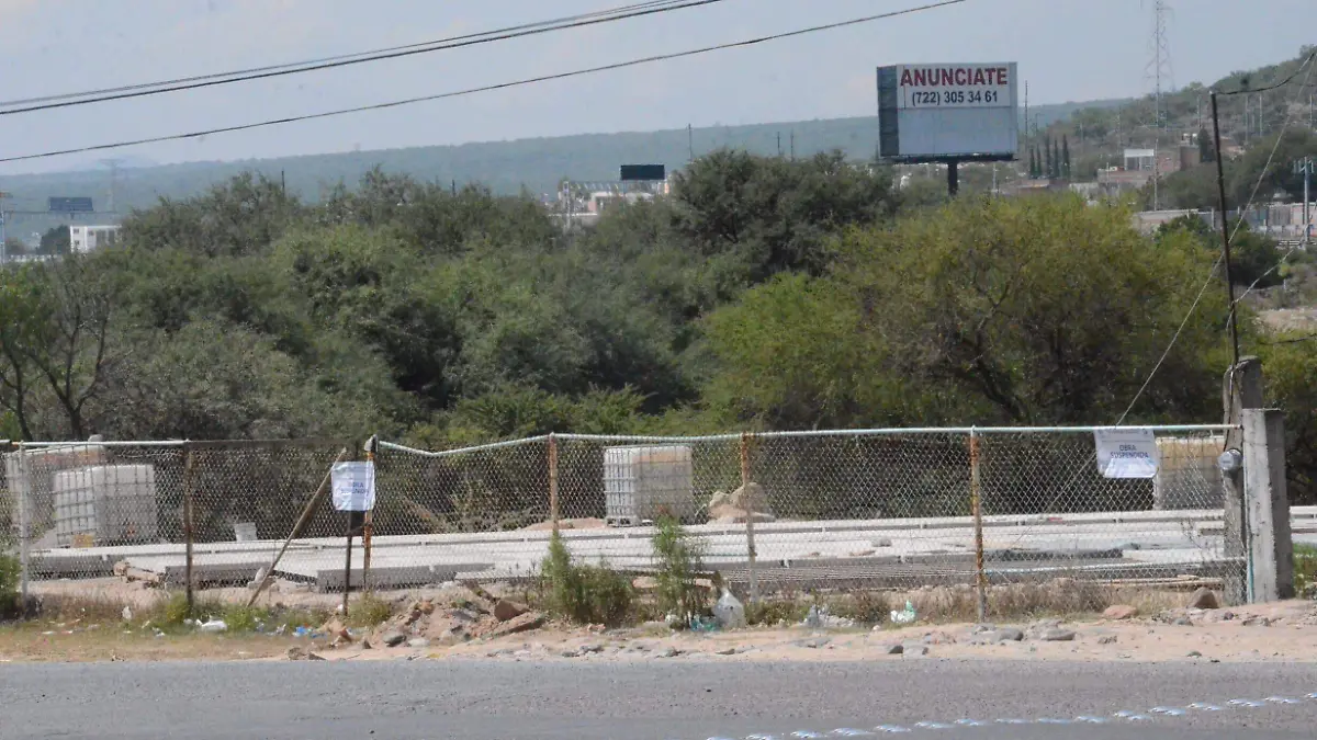 Colocan sellos de suspensión en una obra que se lleva a cabo sobre la antigua Panamericana.  Foto Luis Luévanos.