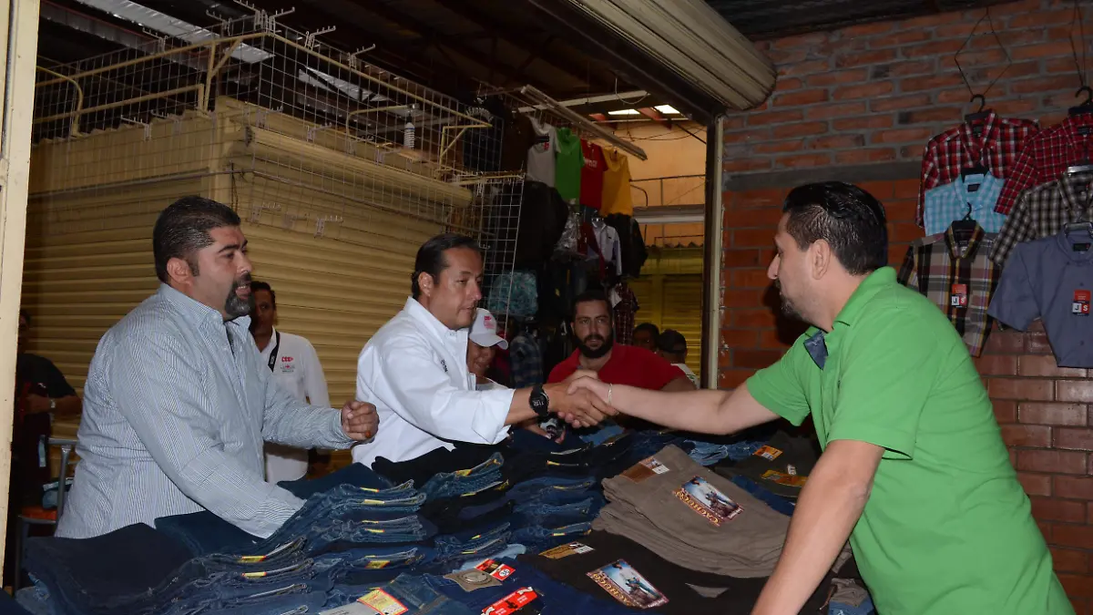 En su visita por San Juan del Río saludó y externó sus propuestas a los locatarios de los mercados Reforma y Benito Juárez.