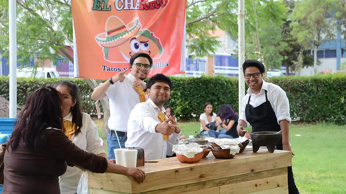 Los jóvenes entusiastas trabajaron a los largo de un semestre en este proyecto emprendedor.