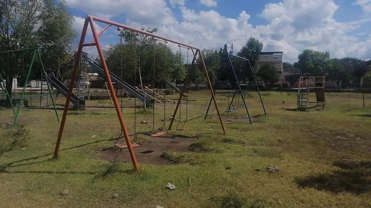 Al parecer robaron dos juegos infantiles, los pasamanos.  Luis Lu_vanos  El Sol de San Juan del R_o.