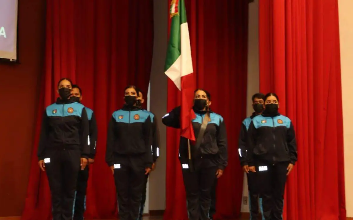 FOTO PRINCIPAL SJR Portando la bandera nacional