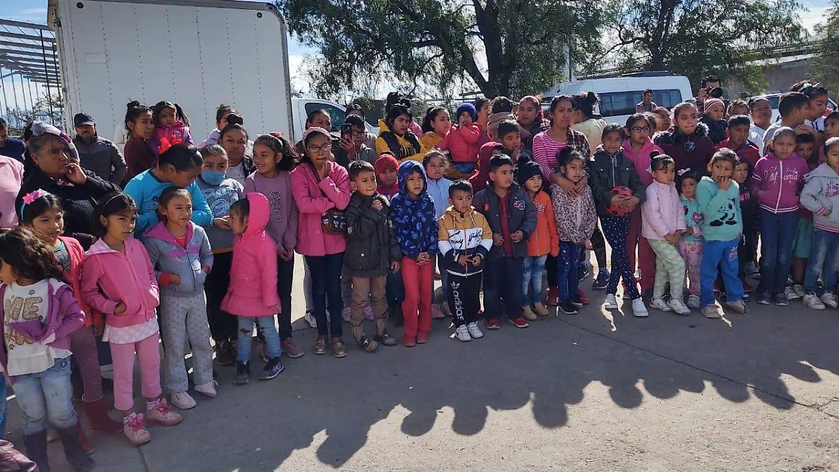 Pobladores agradecieron los esfuerzos de esta dependencia para llevarles juguetes nuevos. Foto Cortesía Delegación La Laguna de Lourdes.