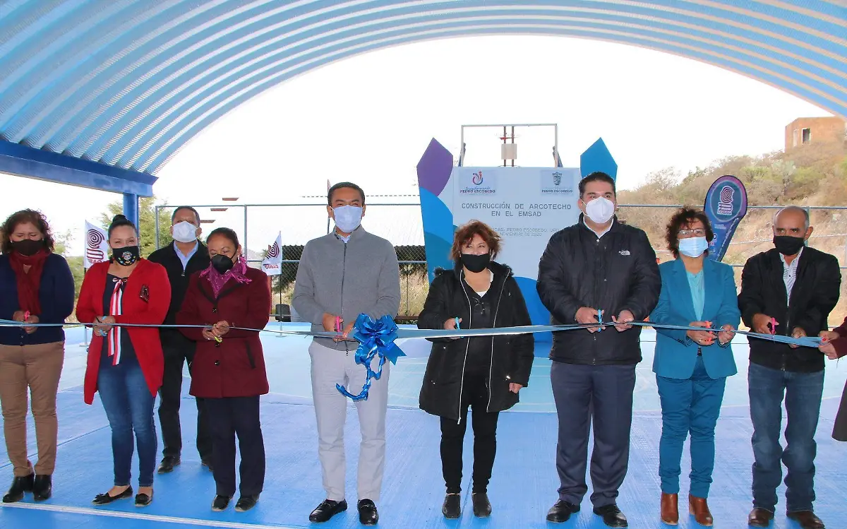 Autoridades celebraron la edificaci_n de arcotecho en el plantel de Escol_sticas.  Cortes_a Gobierno Escobedo.
