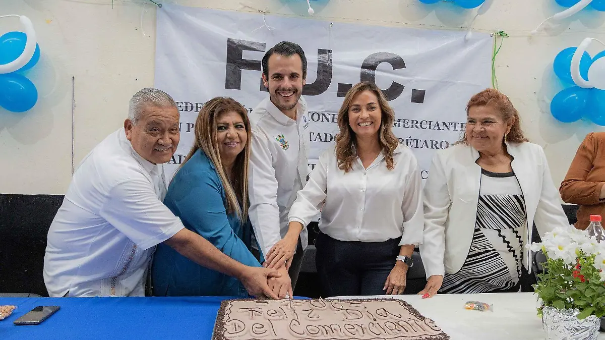 FOTO PRINCIPAL SJR Partiendo el pastel con invitados especiales