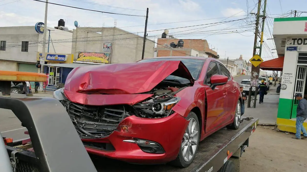 08 DIC CAMIÓN Y AUTO CHOCARON