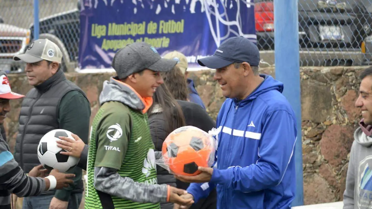 De manos del alcalde, los deportistas recibieron balones para los partidos del torneo.