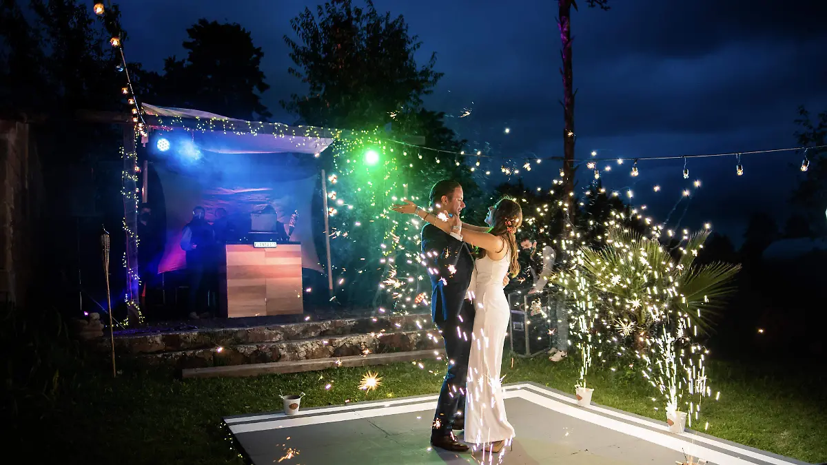 Novios destinan basta producción en sus enlaces amorosos.  Cortesía Pio Velázquez.