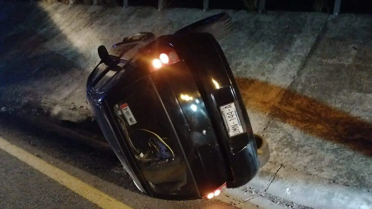 05 DIC AUTO VOLCÓ EN LA