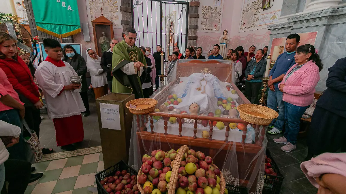 SJR El padre Everardo rocio con agua bendita la imagen