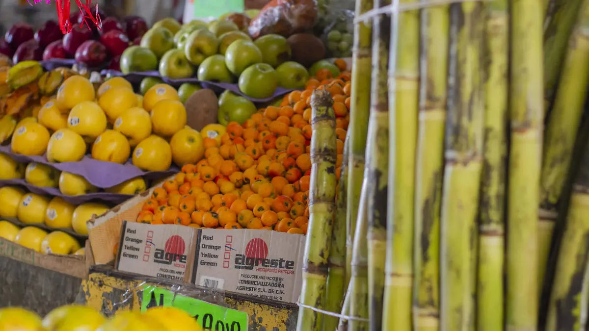 Las deliciosas frutas de temporada le dan sabor al ponche.