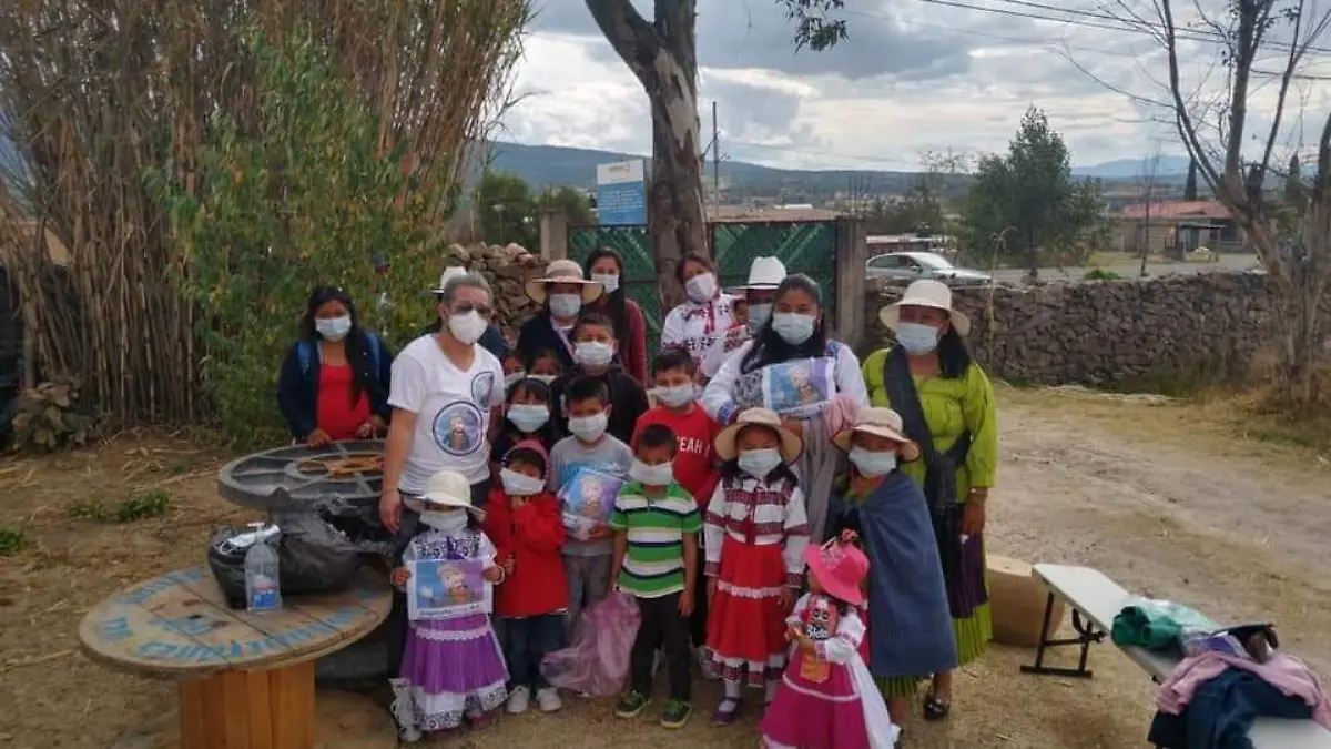 Ropa y zapatos se entregaron en los barrios m_s vulnerables de San Ildefonso. Cortes_a Angeluchy Trans A.C.