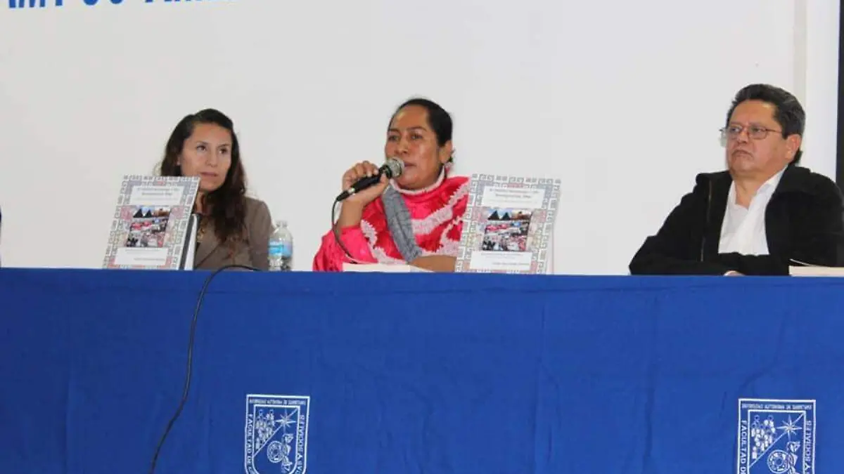 La autora resaltó la importancia de hacer prevalecer la lengua materna en esta región del estado. Foto Cortesía UAQ.