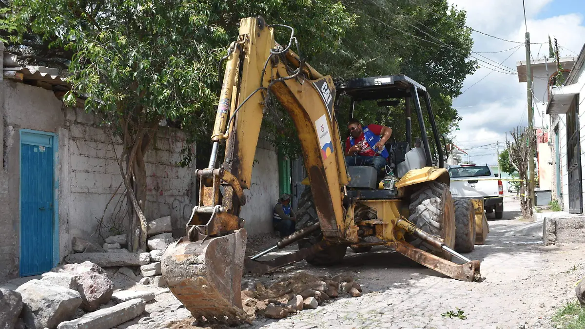 La rehabilitaci_n de la calle ser_ completa, a_adi_ el alcalde. Cortes_a Gobierno Escobedo.