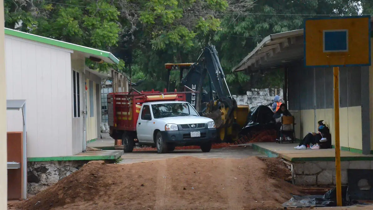 Tras gestiones de padres de familia, gobierno estatal ejecuta obras en primaria de Escolásticas.  Foto Luis Luévanos.