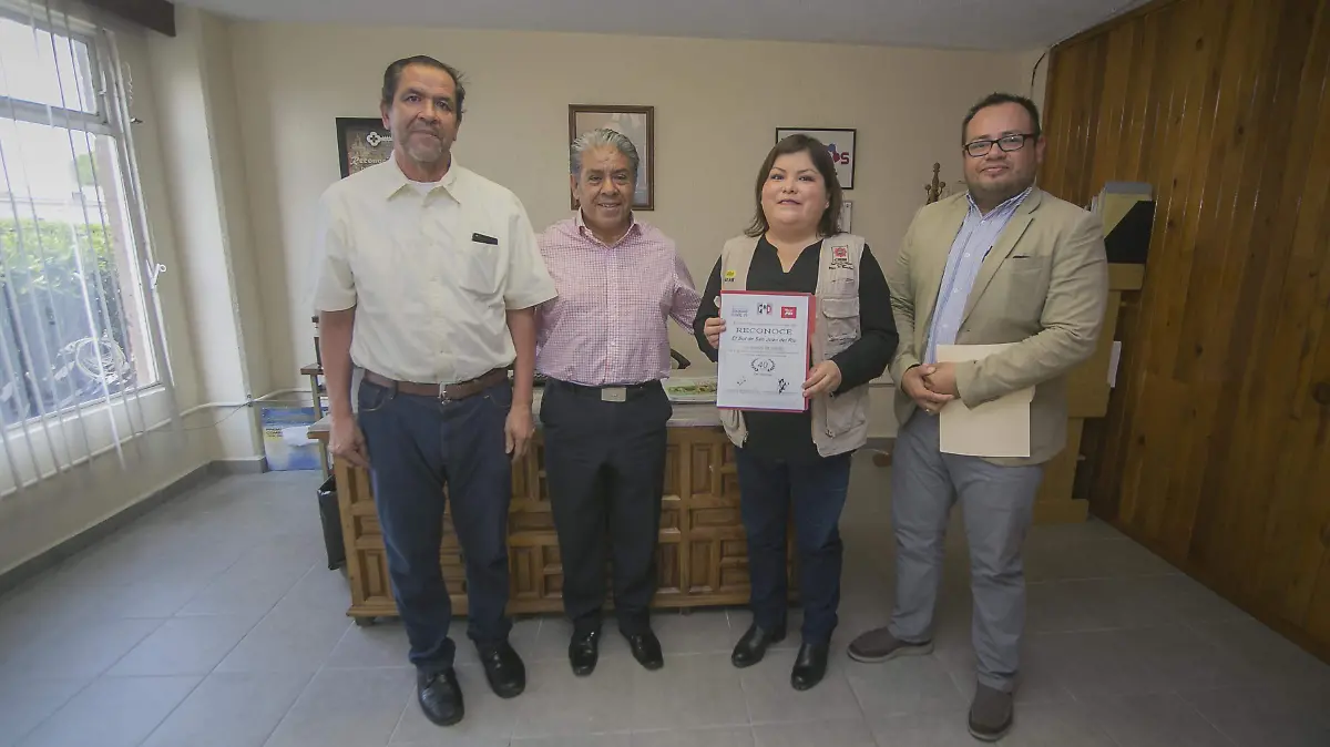 PRI entrega reconocimiento por 40 Aniversario de El Sol de San Juan del Río.  Foto César Ortiz  El Sol de San Juan del Río.