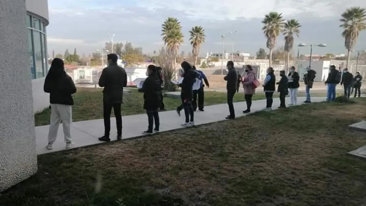 Trabajadora de la salud registra reacci_n adversa con vacuna contra Covid-19.