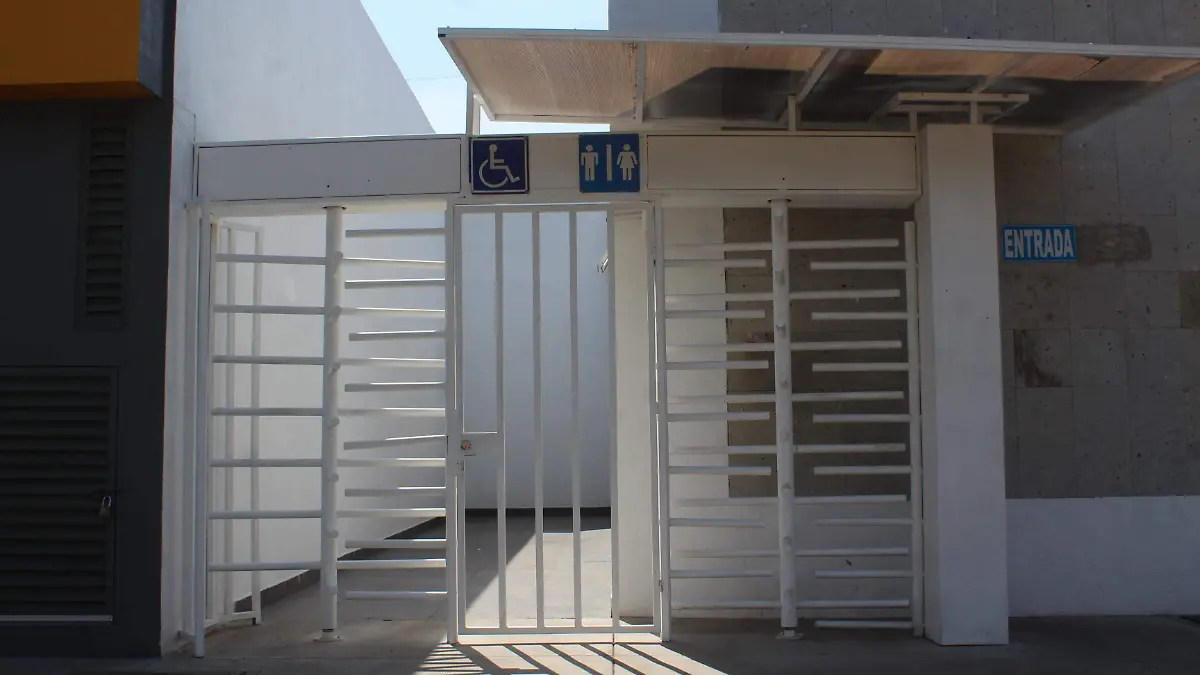 Gasolineras deben comprometerse con la limpieza en sanitarios.  Foto Monsetrrat García  El Sol de San Juan del Río