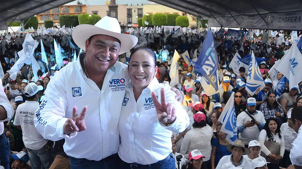 Acompañada de su familia, Verónica Hernández cerró su campaña en San Juan del Río.