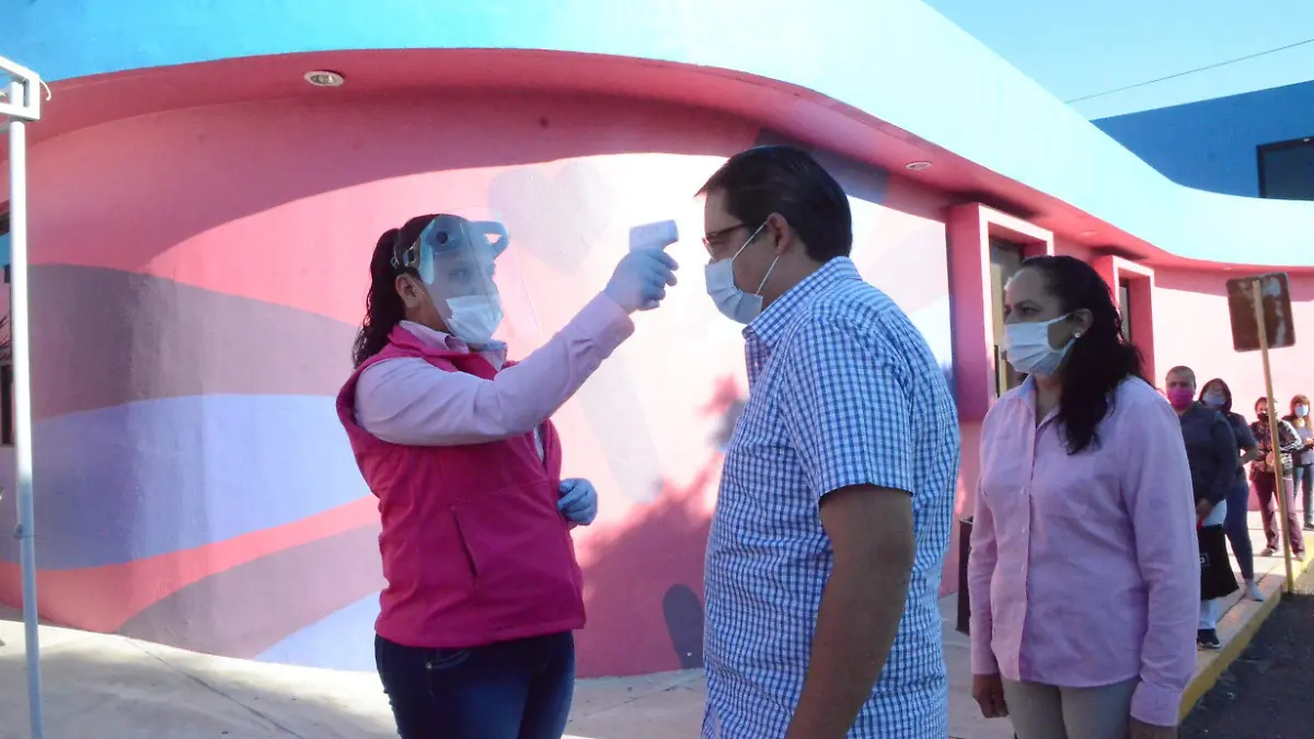 Extreman medidas sanitarias para prevenir contagios.  Foto Luis Lu_vanos  El Sol de San Juan del R_o.