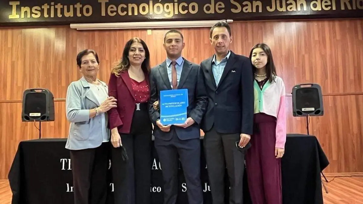 FOTO PRINCIPAL  SJR Su familia acompanandolo