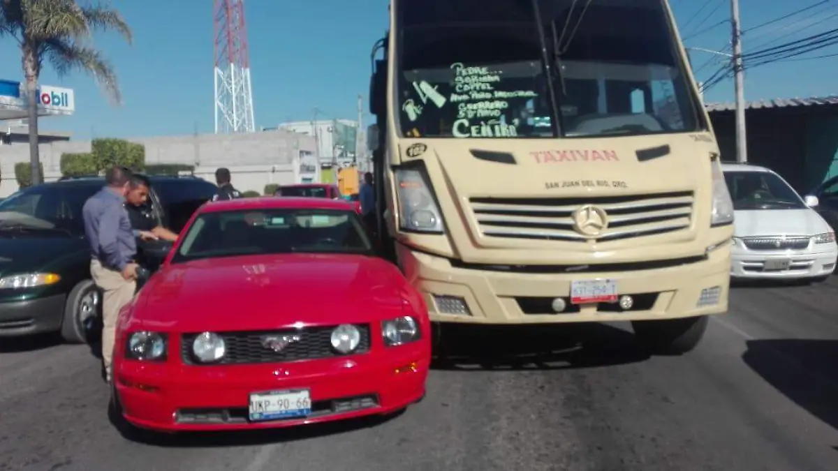 17 NOV. DOS VEHICULOS