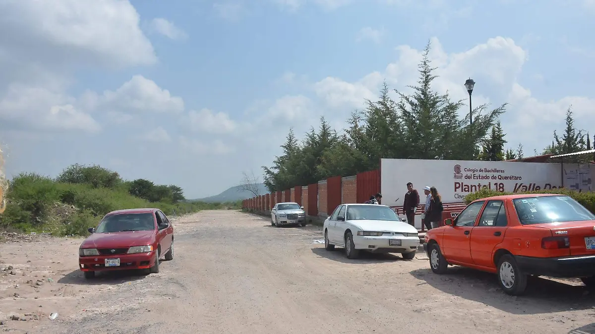 Los alumnos argumentaron que este camino por las noches se torna peligroso debido a la falta de luz.