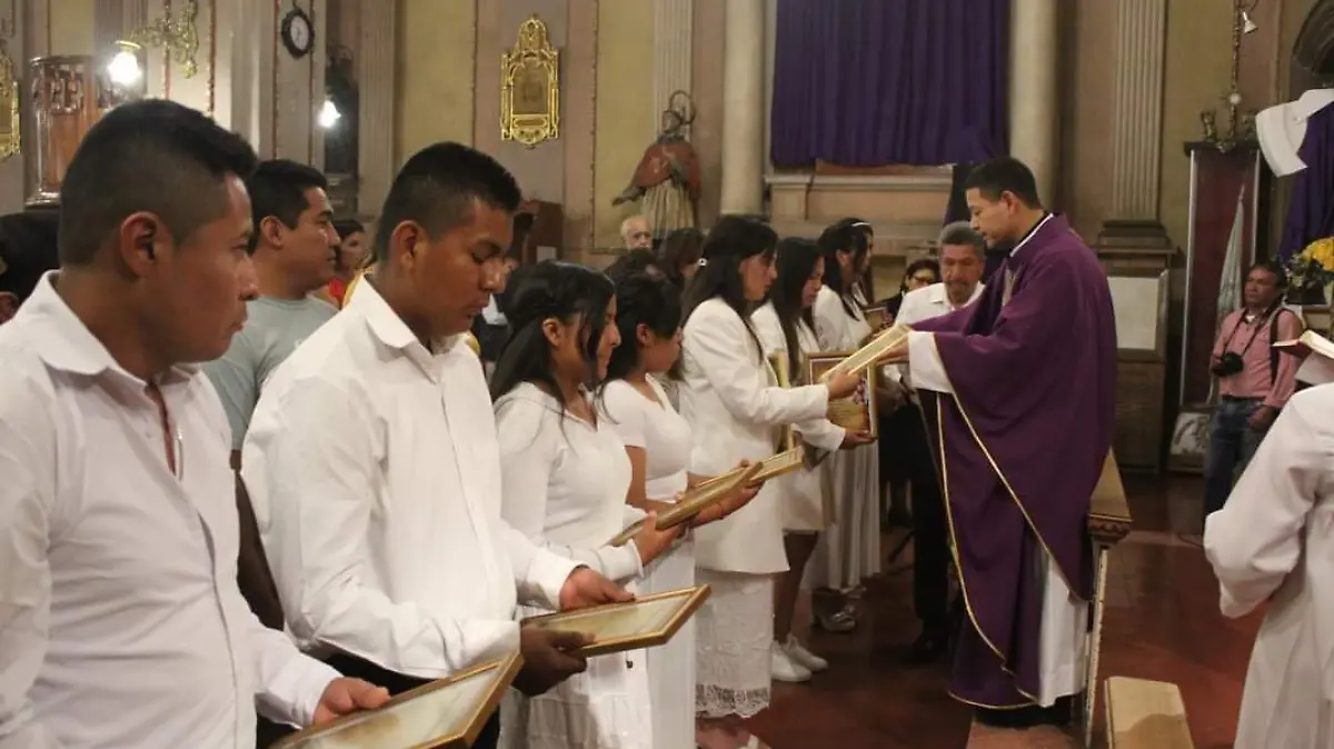 SJR Recibiendo del parroco los simbolos de fe