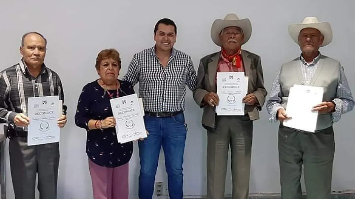 Militantes del PRI escobedense recibieron un reconocimiento por su lealtad de más de 30 años.  Foto Cortesía.
